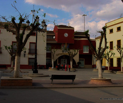 Plaza y Ayuntamiento de Valdeganga (Albacete)
