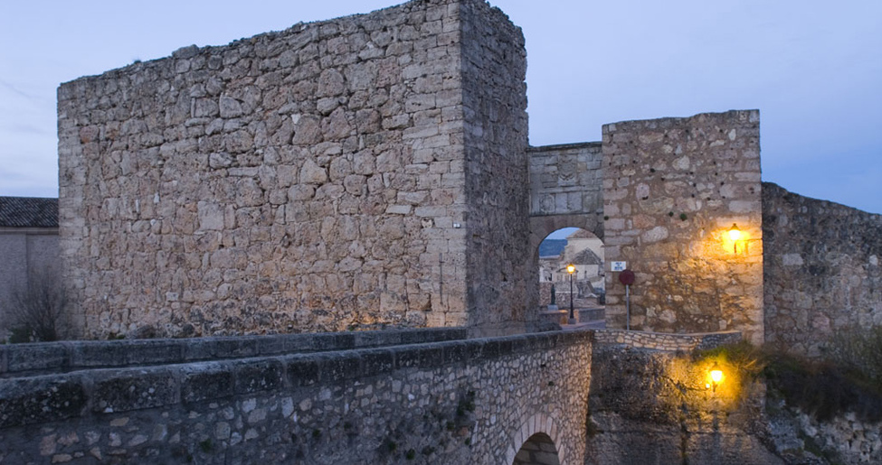 Arco de Bezudo y muralla