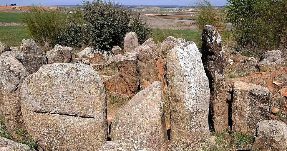 Yacimiento arqueolgico Dolmen de Azutn