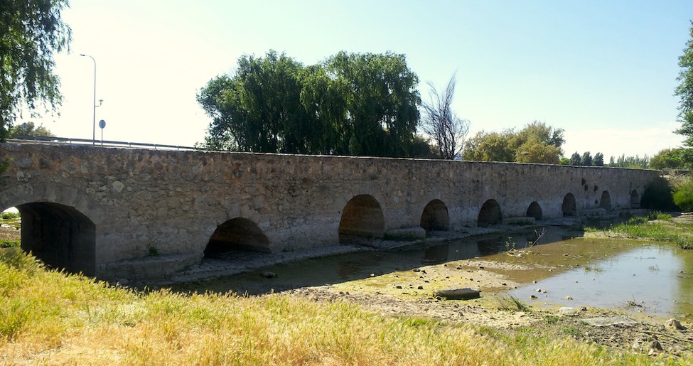Puente viejo en Villarta de San Juan