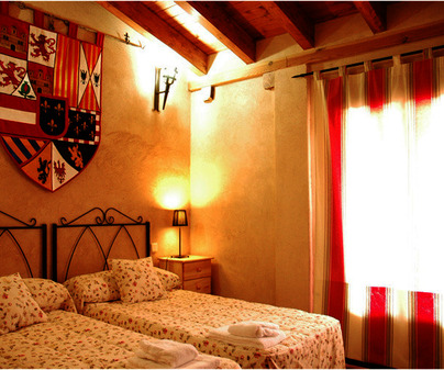 Habitación doble de Apartamentos Turísticos Leonor de Aquitania en Atienza (Guadalajara)