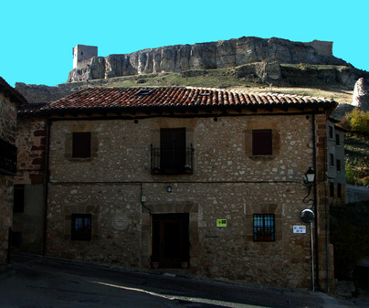 Casa Rural Fonda del Molinero, en Atienza (Guadalajara). Fachada y Castillo