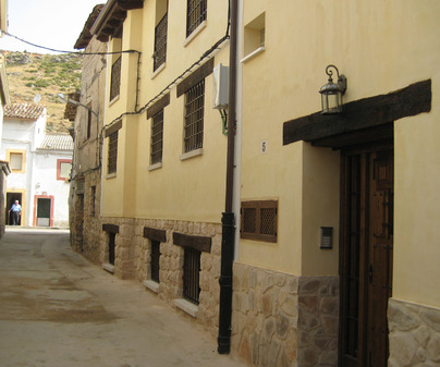 Fachada de los Apartamentos Rurales Esencias de la Alcarria en Hueva (Guadalajara)