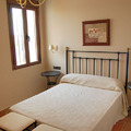 Habitación matrimonio de Casa Rural Huerta el Tranquillón en Casas de los Pinos (Cuenca)