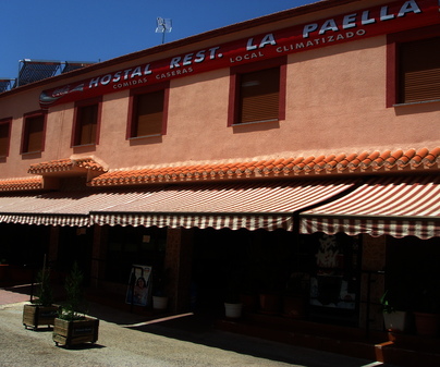 Fachada del Hostal-Restaurante La Paella en Balazote ( Albacete )