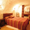Habitación cama matrimonio Casa-Cueva San Antón en Chinchilla de Montearagón (Albacete)