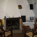 Salón con chimenea Alojamiento Rural Singular Cueva del Gitano en Chinchilla de Montearagón