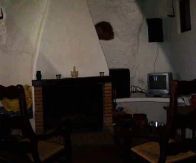 Saln con chimenea Alojamiento Rural Singular Cueva del Gitano en Chinchilla de Montearagn