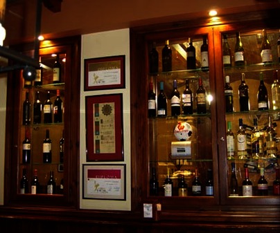 Expositor de vinos en Restaurante Meson la Via de Valdepeas (Ciudad Real)