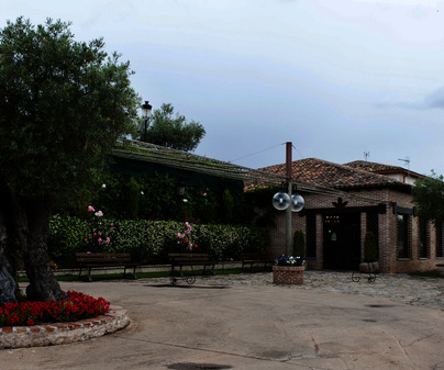 Restaurante Cigarral de Hierbabuena, jardin de entrada al comedor