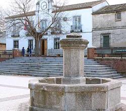 Los Cerralbos, fuente en la plaza mayor